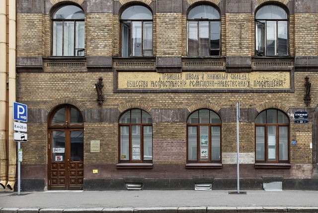 1. Парковка у входа в библиотеку. Фото на сайт.jpg